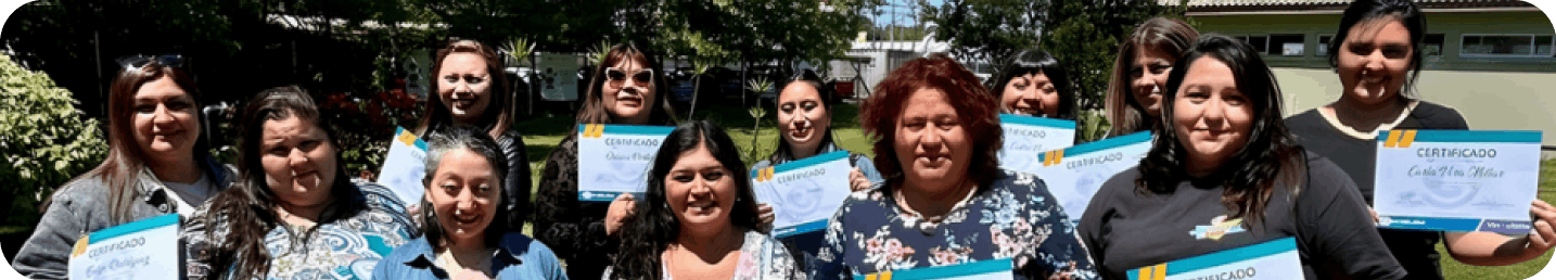 Equipo de mujeres mostrando diplomas